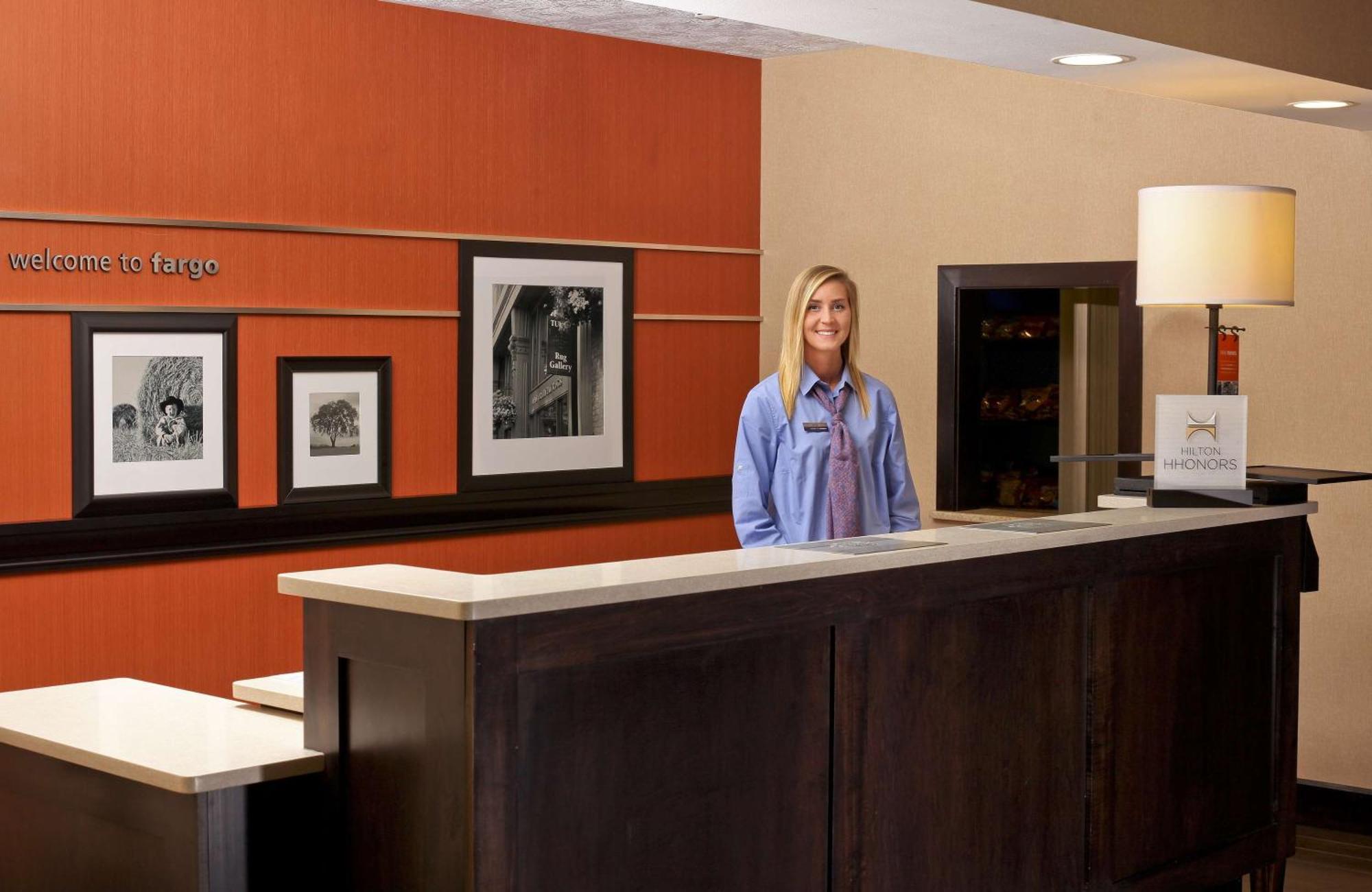 Hampton Inn & Suites Fargo Medical Center Bagian luar foto